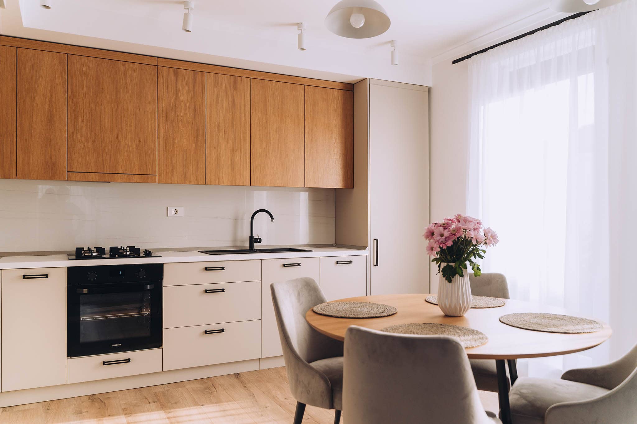 Kitchen with oak units and cream fronts, with precisely aligned joints
